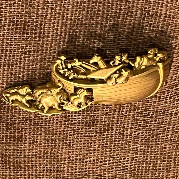 New old stock vintage Noah’s Ark signed AJC brooch pin - Picture 5 of 7